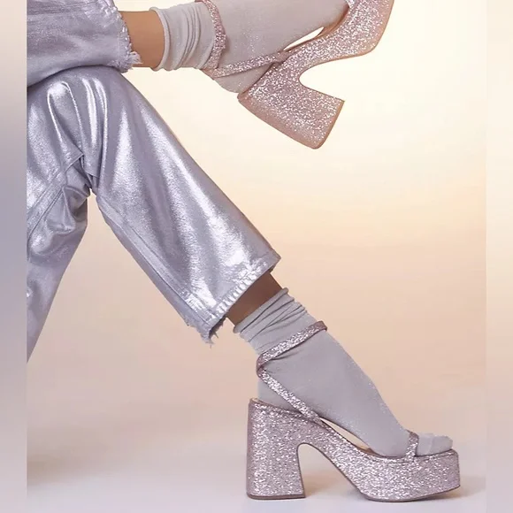 Vicenza Silver Strappy Sandals, Sz 39, New in Box - Picture 2 of 2